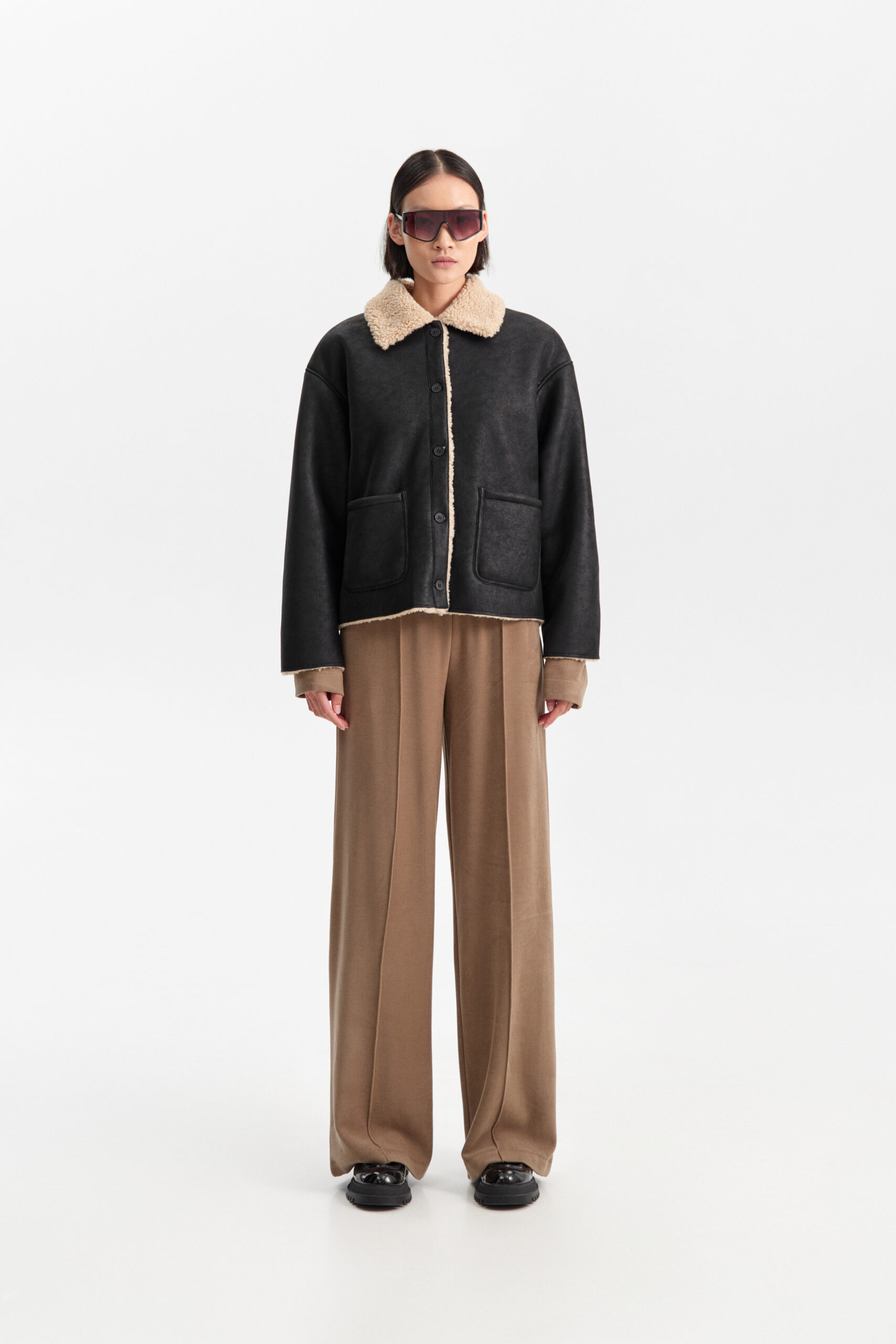 CHAQUETA CORTA EFECTO PIEL CON BORREGUITO | ELEH