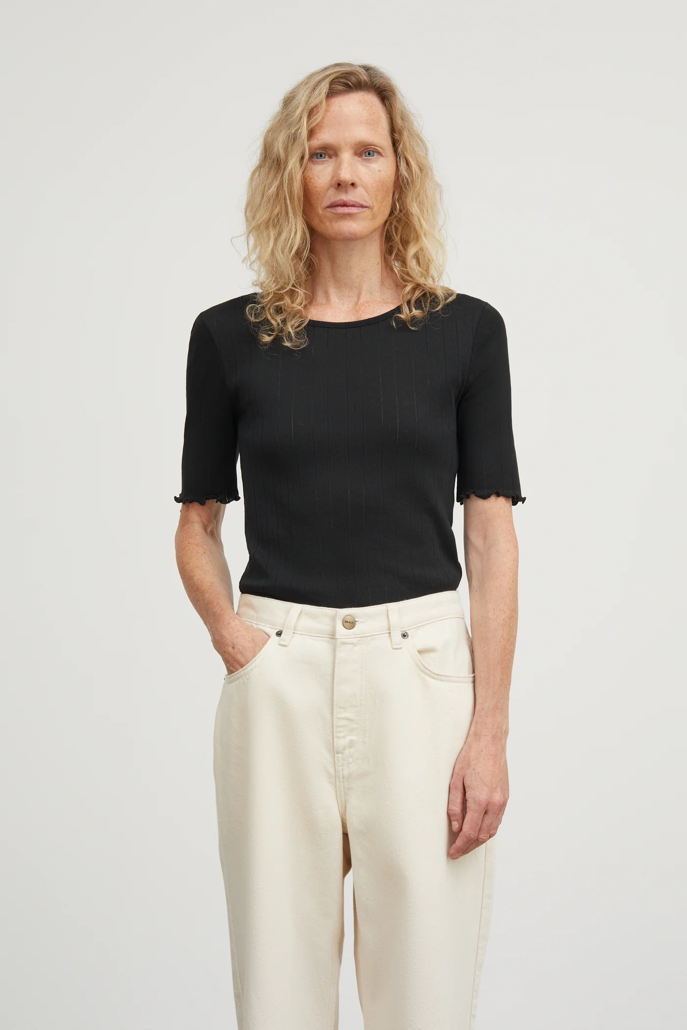 CAMISETA NEGRA DE ALGODÓN CON TEXTURA Y DETALLE ONDULADO EDIE | SKALL STUDIO