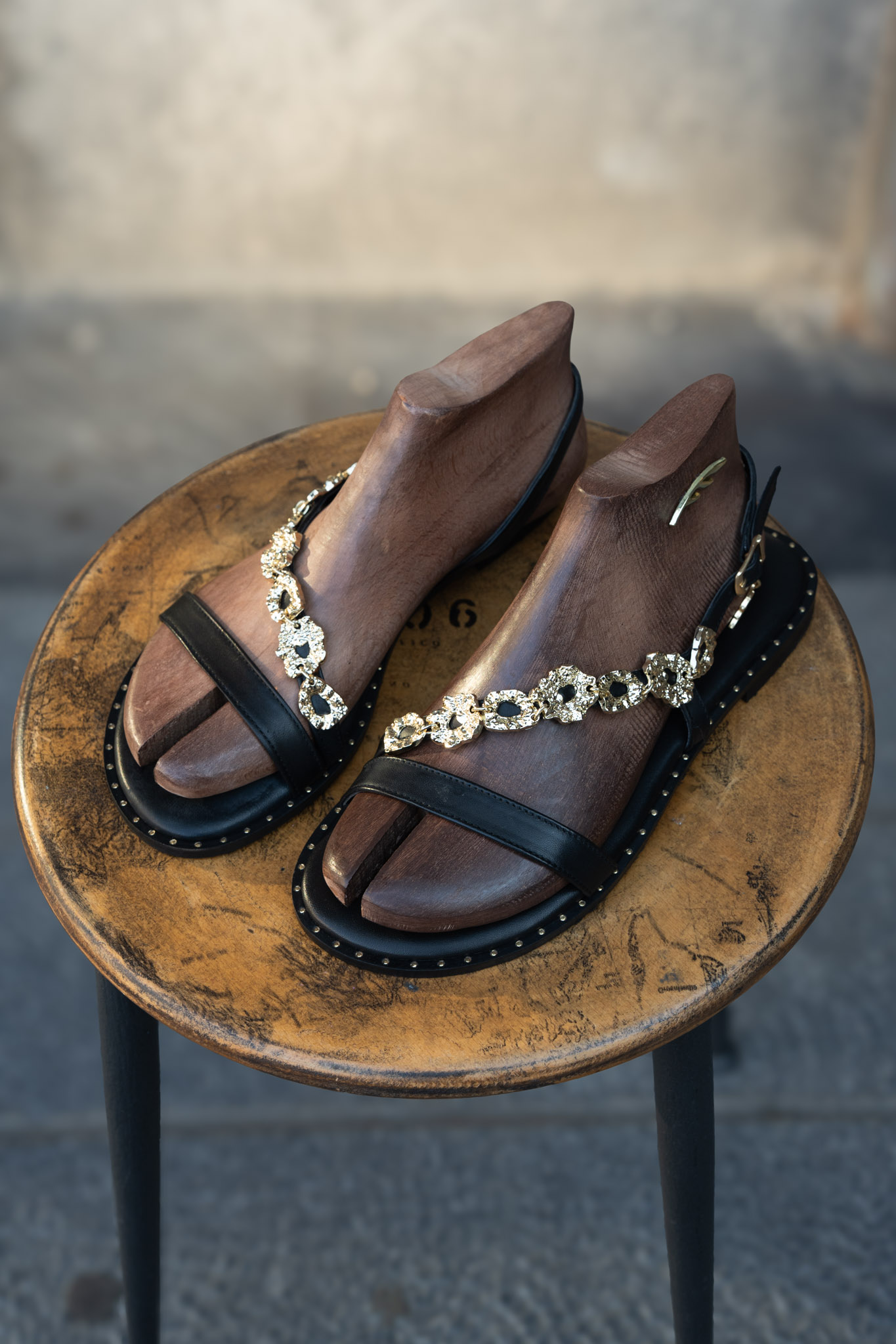 SANDALIA NEGRA PLANA CON DETALLE JOYA | CARYATIS